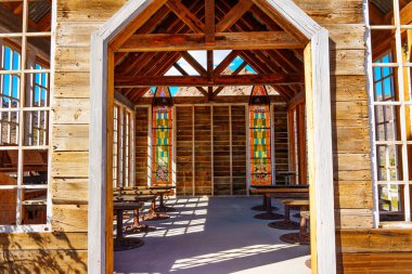 Nelson, Nevada - 15 Nisan 2024: Nelson kasabasındaki terk edilmiş kilisenin iç görünümü