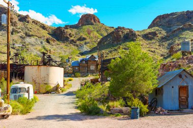 Nelson, Nevada - 15 Nisan 2024: Eldorado Kanyonu 'ndaki terk edilmiş altın madenciliğinin yapıları