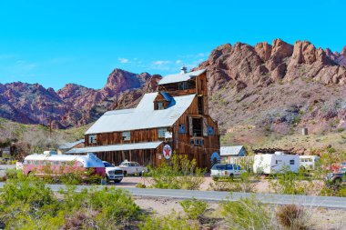 Nelson, Nevada - 15 Nisan 2024: Eldorado Kanyonu 'ndaki terk edilmiş altın madenciliğinin eski ahşap kulübesi