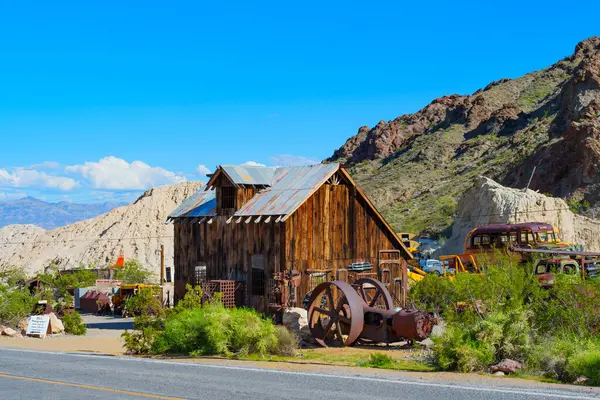 Nelson, Nevada - 15 Nisan 2024: Terk edilmiş bir altın madenciliğinden kalma eski ahşap kulübe Nelson Hayalet Kasabası 'nın yol kenarında duruyor.