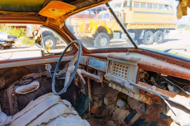 Nelson, Nevada - 15 Nisan 2024 Nelson Hayalet Kasabası 'ndaki eski garajın yıpranmış ahşap yapısı