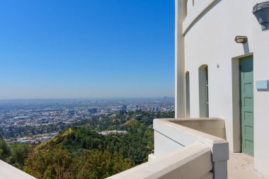 Baharın güneşli bir gününde Griffith Gözlemevi 'nin tepelerinden Los Angeles' ın panoramik manzarası