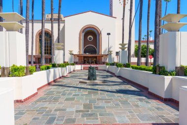 Los Angeles, Kaliforniya - 12 Nisan 2024: İkonik Birlik İstasyonu 'nun girişinin simetrik görünümü