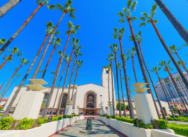 Los Angeles, Kaliforniya - 12 Nisan 2024: Birliğin merkez girişine doğru yükselen palmiyelerle dolu davet yolu