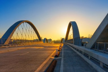Gün batımında Los Angeles 'taki 6. Cadde Köprüsü manzarası