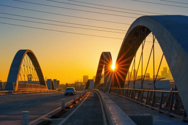 Batan güneşin ışıltısı, Los Angeles 'taki ünlü 6. Cadde Köprüsü' nün kemerlerine altın renkler döküyor..