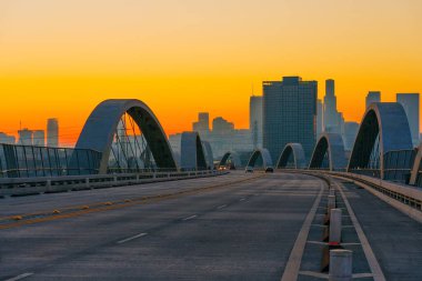 Los Angeles 'taki ikonik 6. Cadde Köprüsü' nün dramatik altın saat manzarası