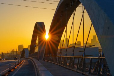 Batan güneşin aydınlattığı tarihi 6. Cadde Köprüsü 'nün zarif kemerlerinin yakın görüntüsü..