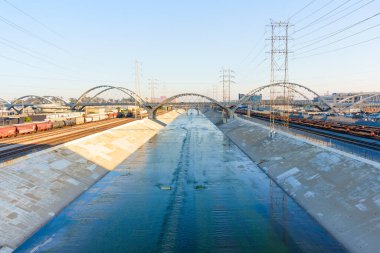 Los Angeles, Kaliforniya - 12 Nisan 2024 Los Angeles Nehri 'nin 6. Cadde Köprüsü' ne açılan üst manzarası