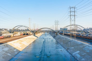 Los Angeles, California - 12 Nisan 2024: Los Angeles Nehri 'nin sığ akışı, şehrin altyapısını gözler önüne seriyor.