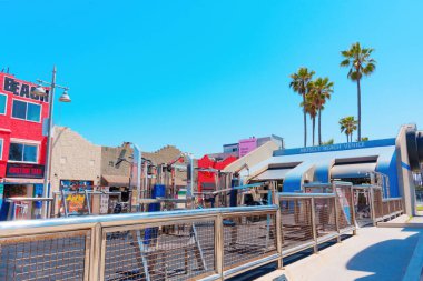 Los Angeles, Kaliforniya - 3 Nisan 2024 Venedik Plajı 'ndaki ikonik Kas Kumsalı' ndaki egzersiz ekipmanlarının görüntüsü