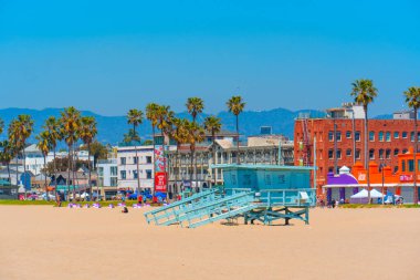 Los Angeles, California - 3 Nisan 2024: Venedik Sahili 'nin canlı görüntüsü görev dışı cankurtaran kuleleri ve renkli şehir manzarası