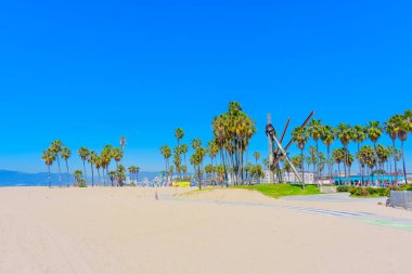 Los Angeles, Kaliforniya - 3 Nisan 2024 Venedik Sahili 'nin geniş açılı manzarası güneşli bir günde