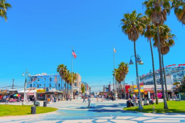 Los Angeles, California - 3 Nisan 2024: Venedik bölgesinin hareketli caddesi, insanların hareketli pazar tezgahları boyunca boş boş dolaştıkları yer