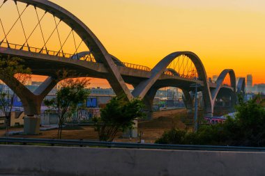 Los Angeles, California - 12 Nisan 2024 - Altıncı Cadde Köprüsü 'nün altın saatindeki yan görüntüsü