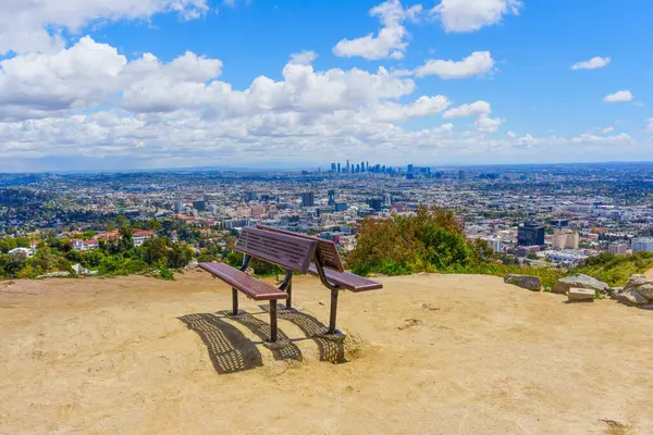 Runyon Kanyonu 'ndaki bir tepeye tünemiş iki bank Los Angeles' ın panoramik manzarasını sağlıyor..