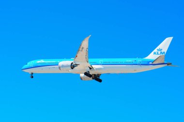 Los Angeles, California - 9 Nisan 2024: Bir KLM Royal Dutch Airlines uçağı yandan yakalandı, güzel mavi bir gökyüzüne doğru uçuyor..