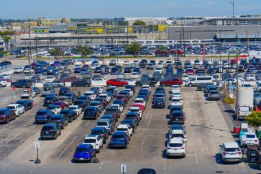 Los Angeles, California - 9 Nisan 2024: LAX 'in çok katlı otoparklarına bakın, katlar arasında kolayca gezinen bir yürüyen merdiven var.