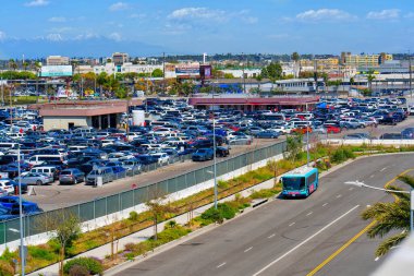 Los Angeles, Kaliforniya - 9 Nisan 2024: Los Angeles Havaalanı yakınlarındaki araba kiralama servisi otoparkının gündüz görüntüsü.