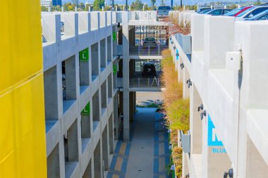 Los Angeles, California - 9 Nisan 2024: Los Angeles otoparkları çok katlı, katlar arasında kolay navigasyon için yürüyen merdiven görüntüsü