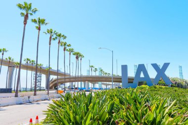 Los Angeles, California - 8 Nisan 2024 Los Angeles Uluslararası Havaalanı 'nın yol altyapısı ile birlikte LAX tabelası.