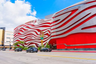 Los Angeles, Kaliforniya - 4 Nisan 2024: Yoldan görüldüğü üzere Petersen Otomotiv Müzesi 'nin dışı, mavi gökyüzüne karşı kurulmuştur..