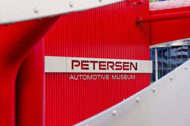 Los Angeles, Kaliforniya - 4 Nisan 2024: Petersen Otomotiv Müzesi plaketine yakın çekim.