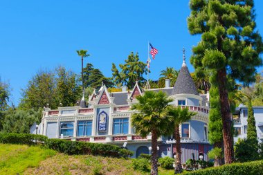 Los Angeles, Kaliforniya - 10 Nisan 2024: Çevresinde verimli yeşillik barındıran Sihirli Kale.
