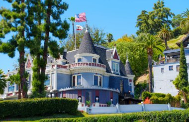 Los Angeles, California - 10 Nisan 2024: Sihirli Kale 'nin etkileyici dış görünüşü, Franklin Bulvarı' ndaki ünlü bir sihirbazlık kulübü.