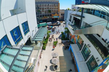 Los Angeles, California - 10 Nisan 2024: Hareketli sokak manzaralı FIGatseven alışveriş merkezinde yoğun bir hafta sonu.