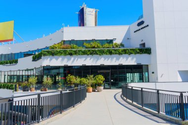 Los Angeles, Kaliforniya - 10 Nisan 2024: FIGat7 açık hava alışveriş merkezinde Japon Evi 'nin dış görünümü.