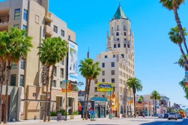 Los Angeles, California - 10 Nisan 2024: Güneşli bir bahar gününde Hollywood First National Bank Binası 'nın sokak manzarası