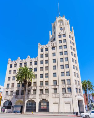 Los Angeles, Kaliforniya - 10 Nisan 2024: Hollywood 'daki Birinci Ulusal Banka Binası mavi gökyüzüne karşı dimdik ayakta duruyor