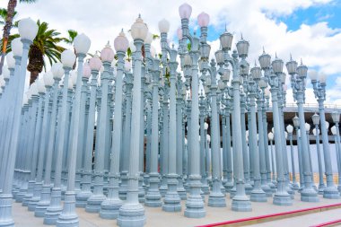 Los Angeles, Kaliforniya - 4 Nisan 2024: LACMA 'da Sanatsal Sokak Lambaları