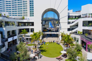 Los Angeles, Kaliforniya - 10 Nisan 2024: Los Angeles şehir merkezindeki FIGat7th alışveriş merkezinin yeşil alanı, palmiye ağaçları ve çeşitli dükkanları ve yemek yerleri olan açık bir avlusu var..