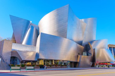 Los Angeles, Kaliforniya - 10 Nisan 2024: Los Angeles 'taki Walt Disney Konser Salonu, metalik yüzeyleri ve kıvrımlı şekilleriyle benzersiz, modern mimarisini gözler önüne seriyor..