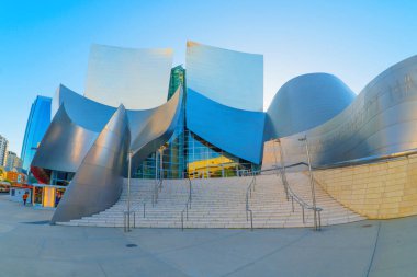 Los Angeles, Kaliforniya - 10 Nisan 2024: Güneşli bir günde Walt Disney konser salonunun ana girişinin geniş açılı görüntüsü