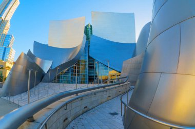 Los Angeles, Kaliforniya - 10 Nisan 2024: Los Angeles 'ta Walt Disney konser salonuna giden yol