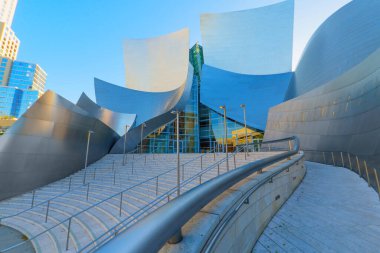 Los Angeles, Kaliforniya - 10 Nisan 2024: Los Angeles şehir merkezindeki Walt Disney Konser Salonu 'nun mimari detayları, modern tasarım ve eğri metal yüzeylere odaklanıyor.