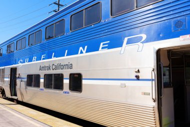 Los Angeles, California - 16 Nisan 2024: Amtrak California Surfliner Açık kapılı bir istasyonda, kalkışa hazır