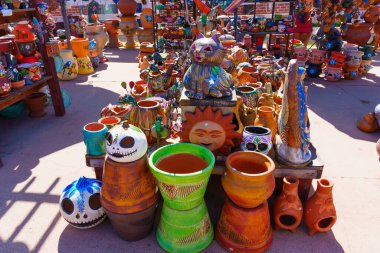 San Diego, California - 16 Nisan 2024: Bustling Market 'te Canlı Seramik Sanat ve Çömlek