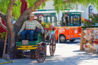 San Diego, California - 16 Nisan 2024: Eski Şehir Tarihi Parkı 'nda, Trolley yakınlarında