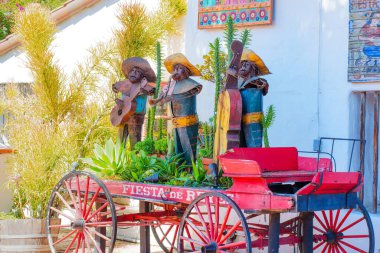 San Diego, California - 16 Nisan 2024: Mariachi Heykelleri Dekoratif Vagon üzerine Fiesta de Reyes Restoranı
