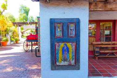 San Diego, California - 16 Nisan 2024: Adobe Duvarında Dini Eserler