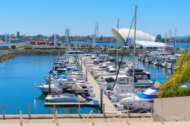 San Diego, California - 16 Nisan 2024: Beyaz Köşklü San Diego Marina