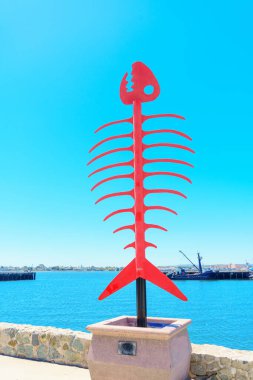San Diego, California - 16 Nisan 2024: San Diego Körfezi 'nden Red Fishbone Heykeli