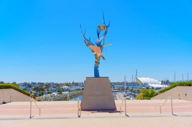 San Diego, California - 16 Nisan 2024: San Diego Marina Arkaplanlı Modern Heykel