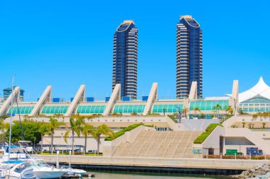San Diego, California - 16 Nisan 2024: İkiz Kuleli San Diego Kongre Merkezi
