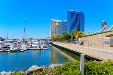 San Diego, California - 16 Nisan 2024: Gökdelenli San Diego Marina Yolu
