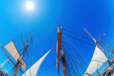 San Diego, California - 16 Nisan 2024: Mavi Gök ve Parlak Güneş 'e karşı Hindistan' ın Tarihi Gemi Yıldızı 'nda Yelken Sisteminin Yakın Çekimi